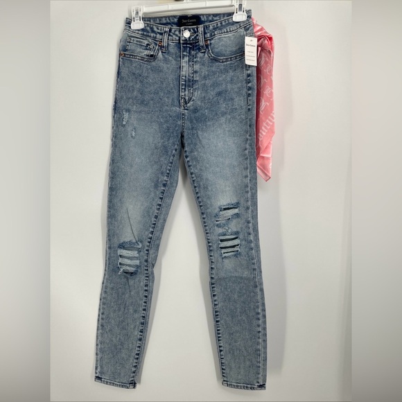 NWT Juicy Couture Light Wash Destroyed Jeans Size 26 With Pink Logo Scarf - Picture 1 of 4